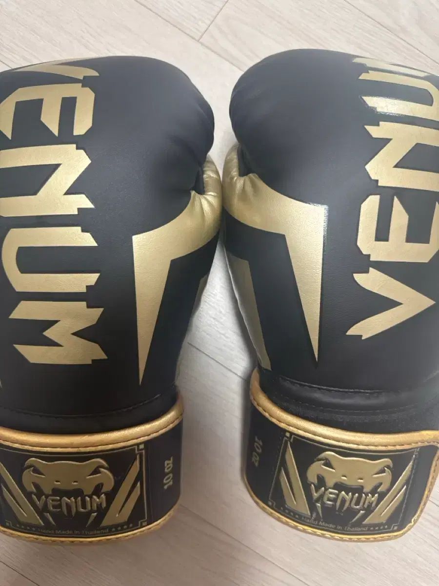 VENUM ヴェナム ボクシング グローブ ブラック/GOLD 10oz