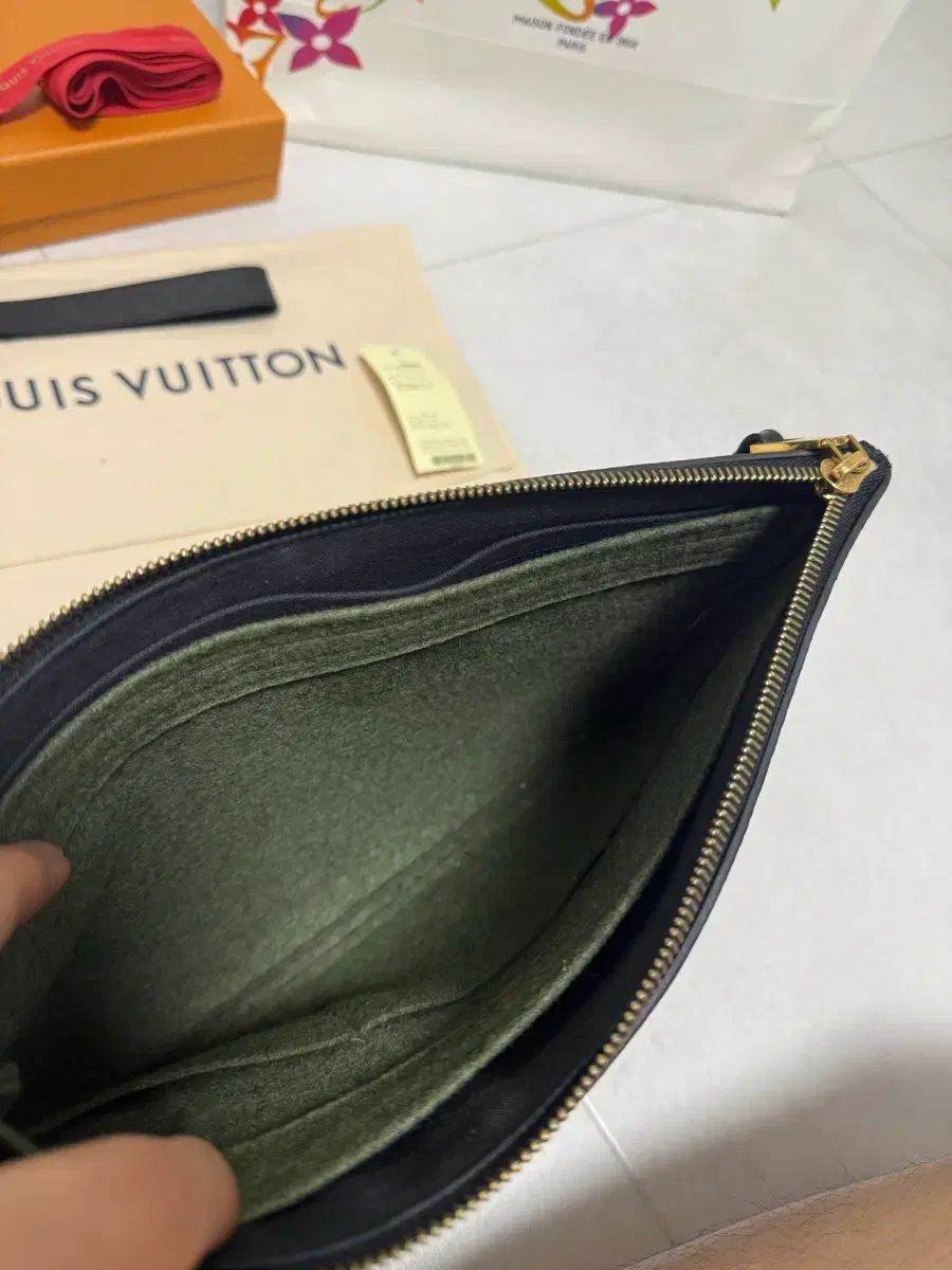 正規品 Louis Vuitton エンブレム クラッチバッグ (ほぼ新品)