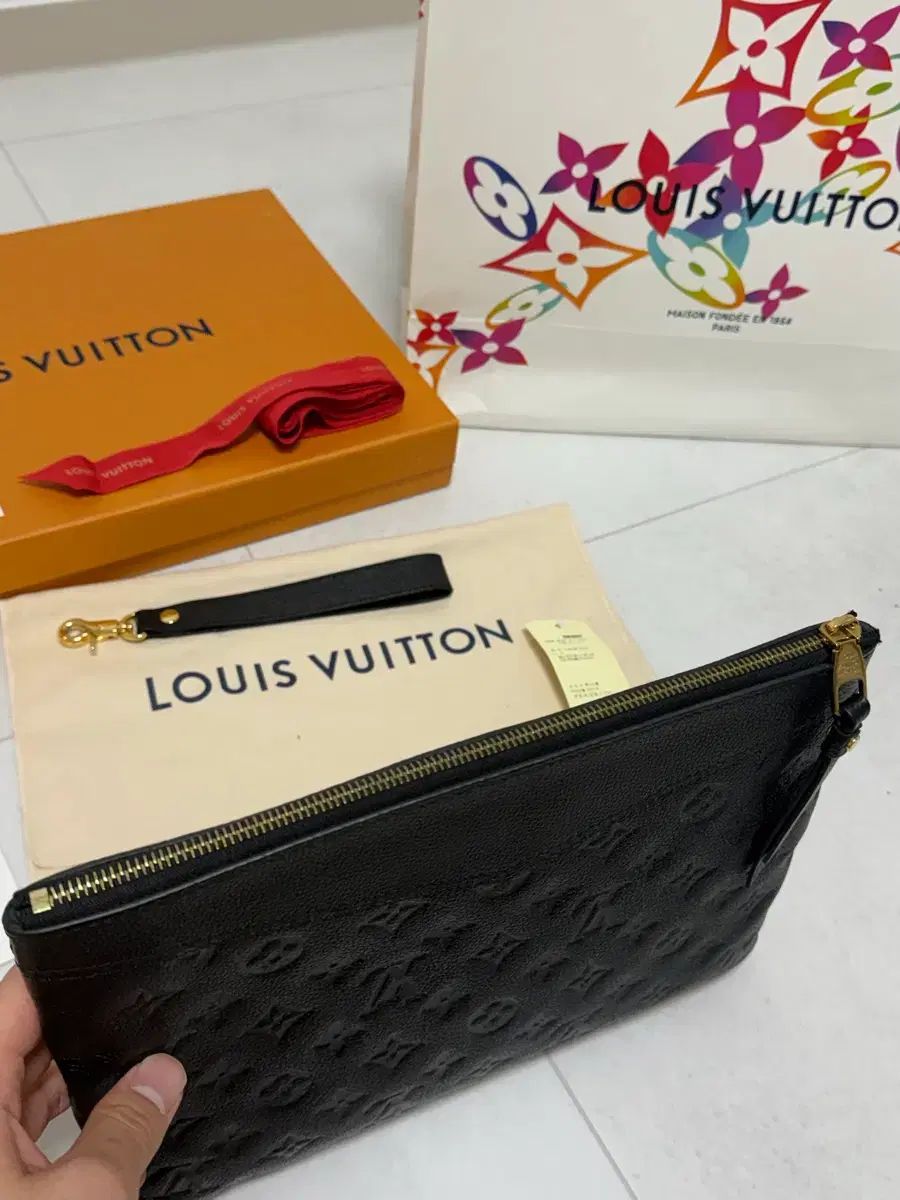 正規品 Louis Vuitton エンブレム クラッチバッグ (ほぼ新品)