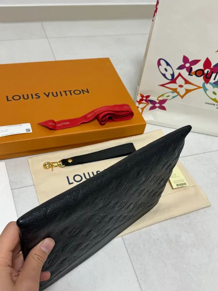 正規品 Louis Vuitton エンブレム クラッチバッグ (ほぼ新品)