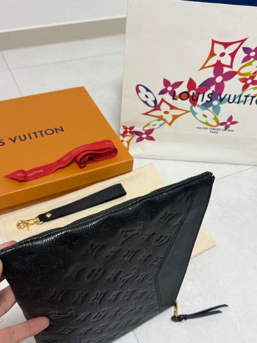 正規品 Louis Vuitton エンブレム クラッチバッグ (ほぼ新品)