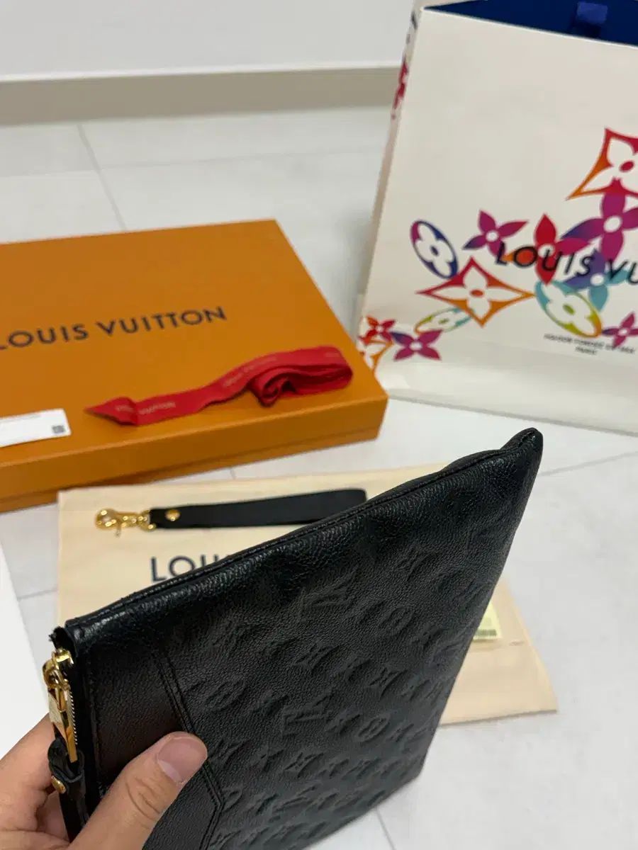 正規品 Louis Vuitton エンブレム クラッチバッグ (ほぼ新品)