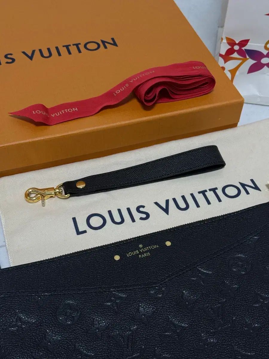 正規品 Louis Vuitton エンブレム クラッチバッグ (ほぼ新品)