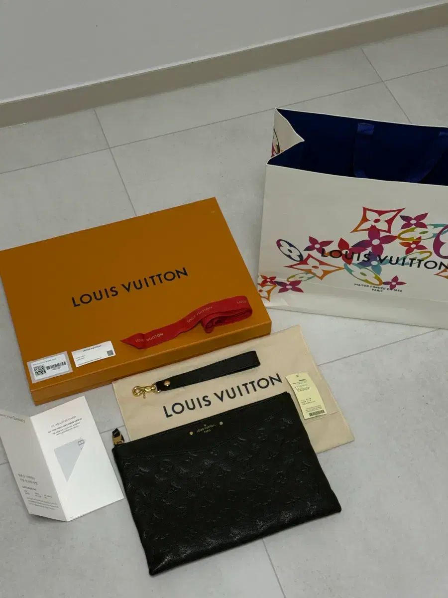 正規品 Louis Vuitton エンブレム クラッチバッグ (ほぼ新品)