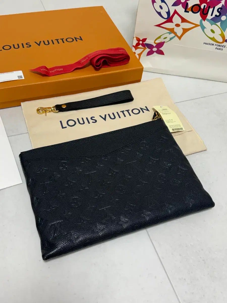 正規品 Louis Vuitton エンブレム クラッチバッグ (ほぼ新品)