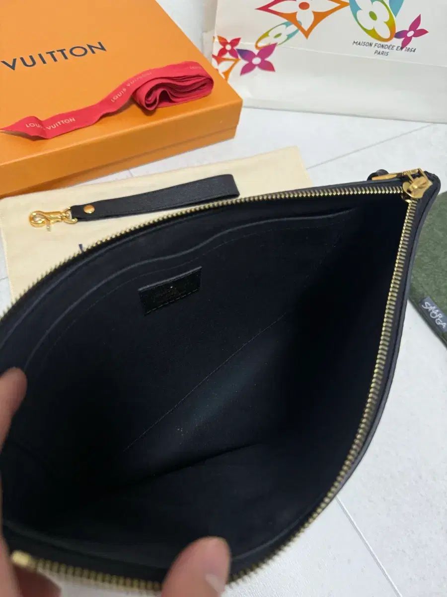 正規品 Louis Vuitton エンブレム クラッチバッグ (ほぼ新品)