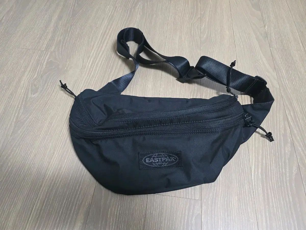 EASTPAK ブラック ウェストバッグ スリングバック
