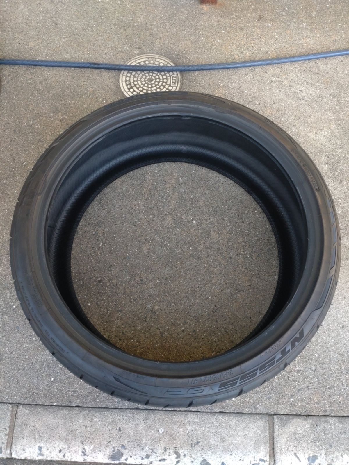 【1本のみ】NITTO　ニットー　NT555　2022年製　22インチ　245/35R22　中古