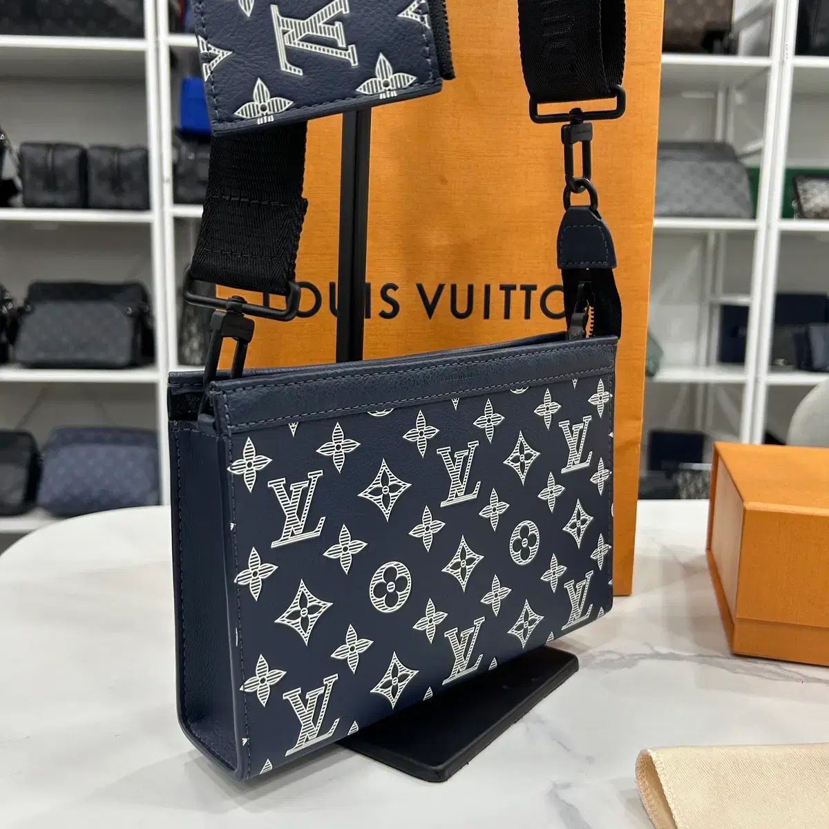 Louis Vuitton シャドウ 丸のまま ウェアラブル