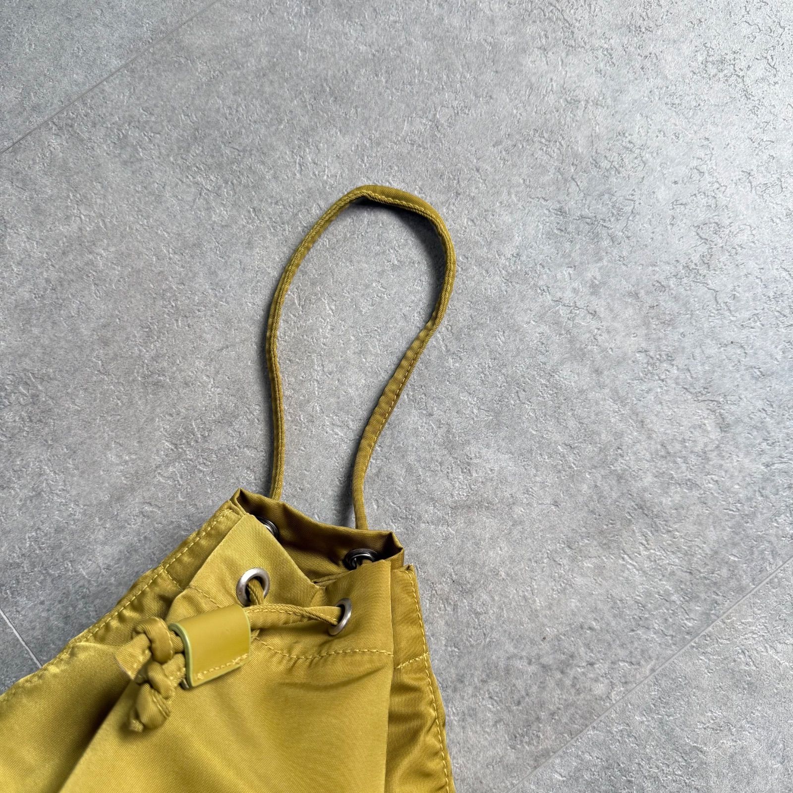 プラダ　ナイロン　三角ロゴ　ワンハンドバッグ　ショルダーバッグ　イエロー 正規品 PRADA プラダ 三角ロゴ テスートナイロン ミニショルダーバッグ