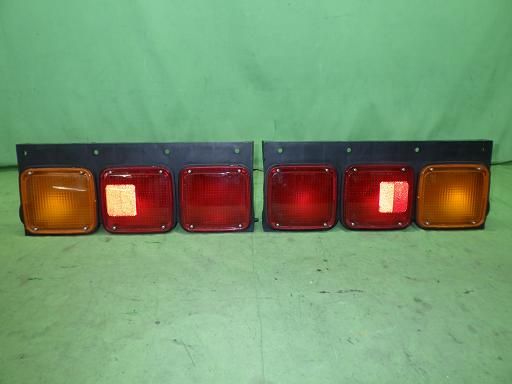 【中古】デコトラ 純正 3連テールランプ 左右 5,190円