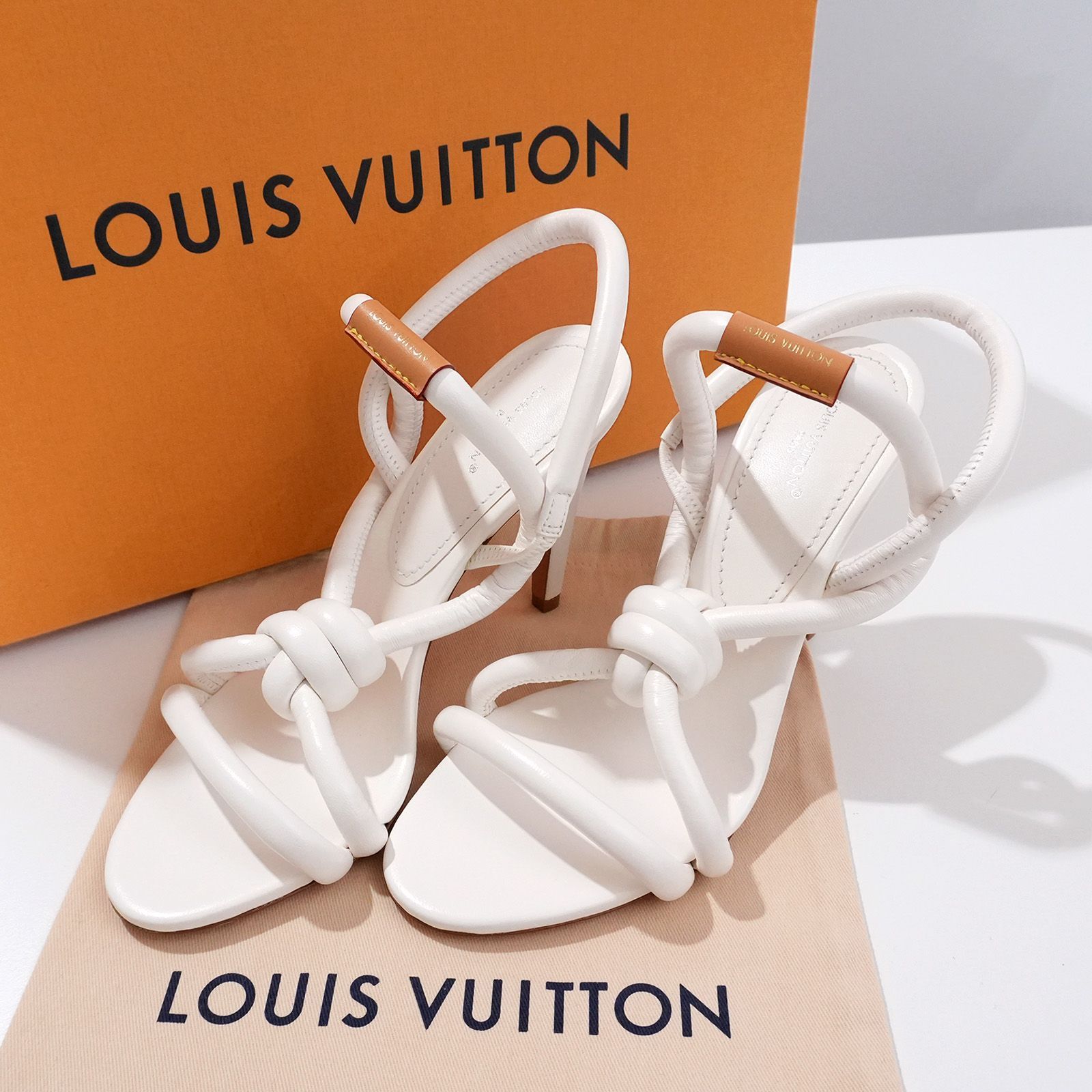 新品 未使用】Louis Vuitton ホワイト レザー サンダル - メルカリ 新品 未使用】Louis Vuitton ホワイト レザー サンダル - メルカリ
