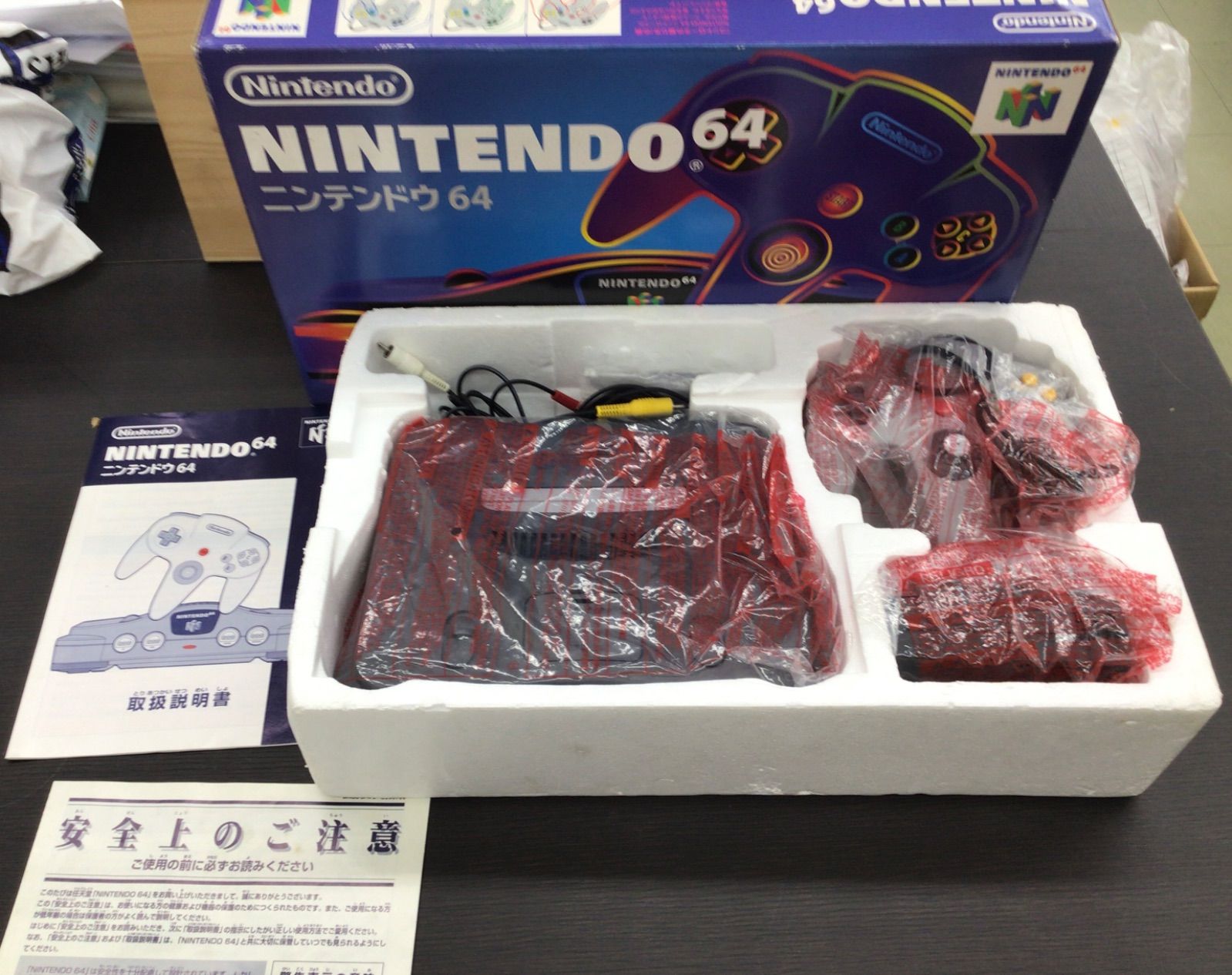 【中古・現状品】任天堂　　ニンテンドウ６４　箱付き　説明書付き　動作確認済み　K-143