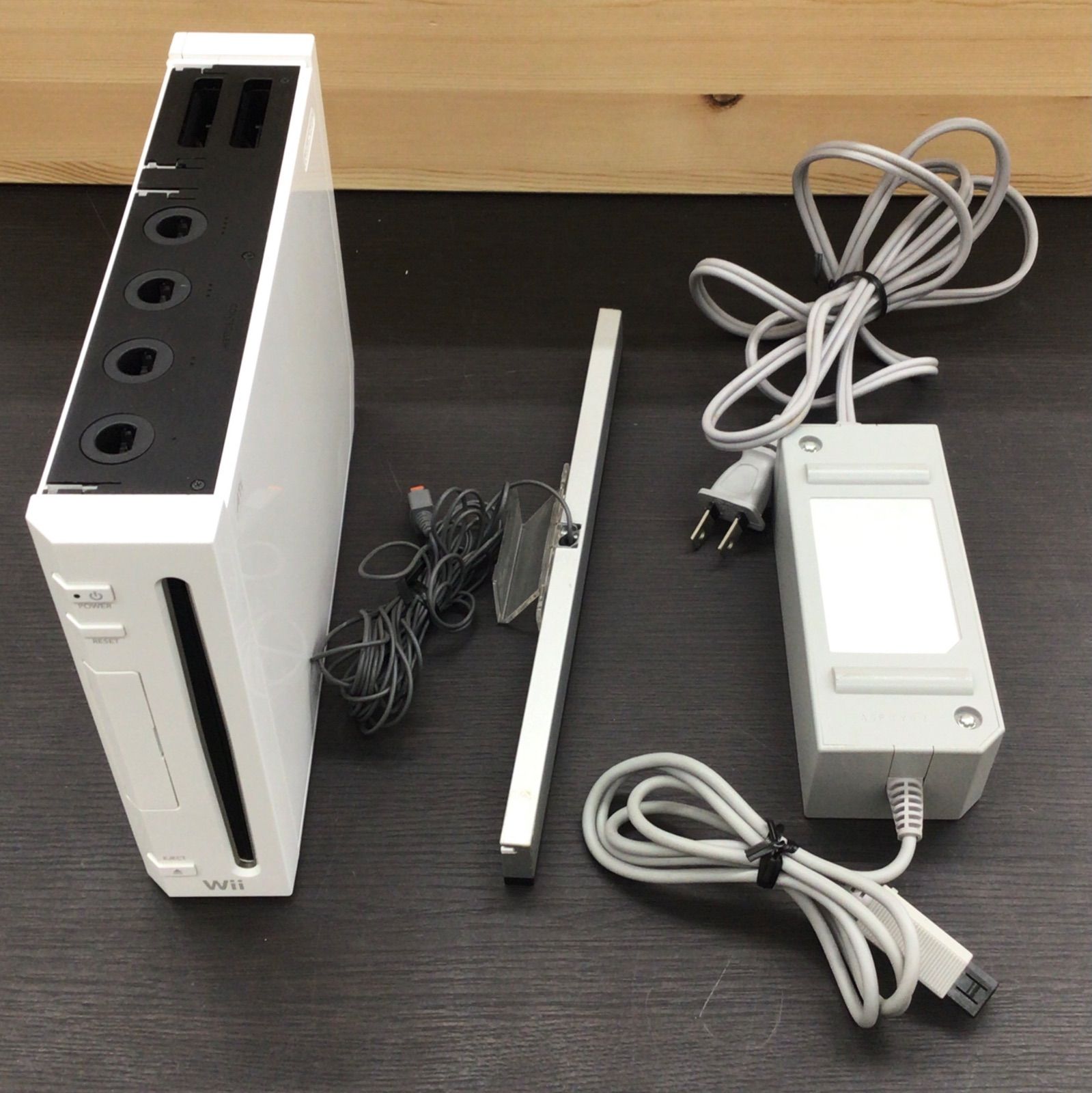 【中古・現状品】任天堂　ニンテンドー　Wii本体　電源アダプター　センサーバー　計３点セット　本体の通電確認済み　K-211