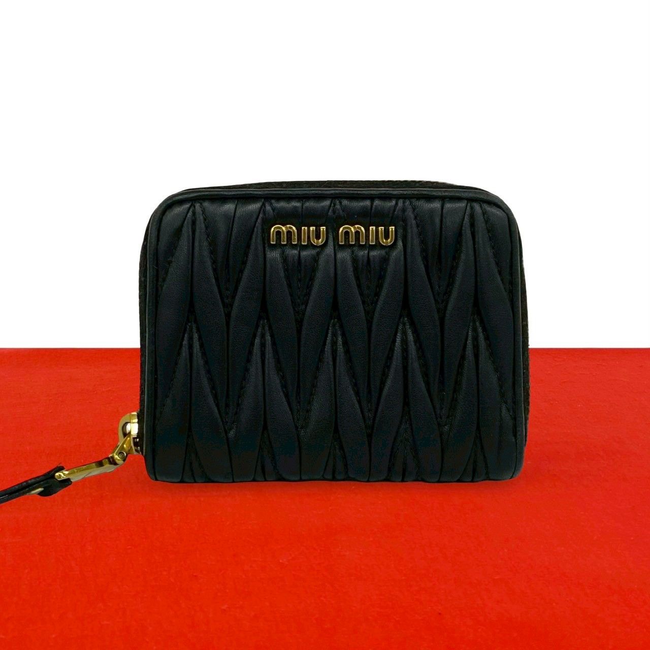 極 美品 MIUMIU ミュウミュウ ロゴ 金具 マテラッセ レザー 本革 ラウンドジップ コインケース 小銭入れ カードケース ブラック 33153