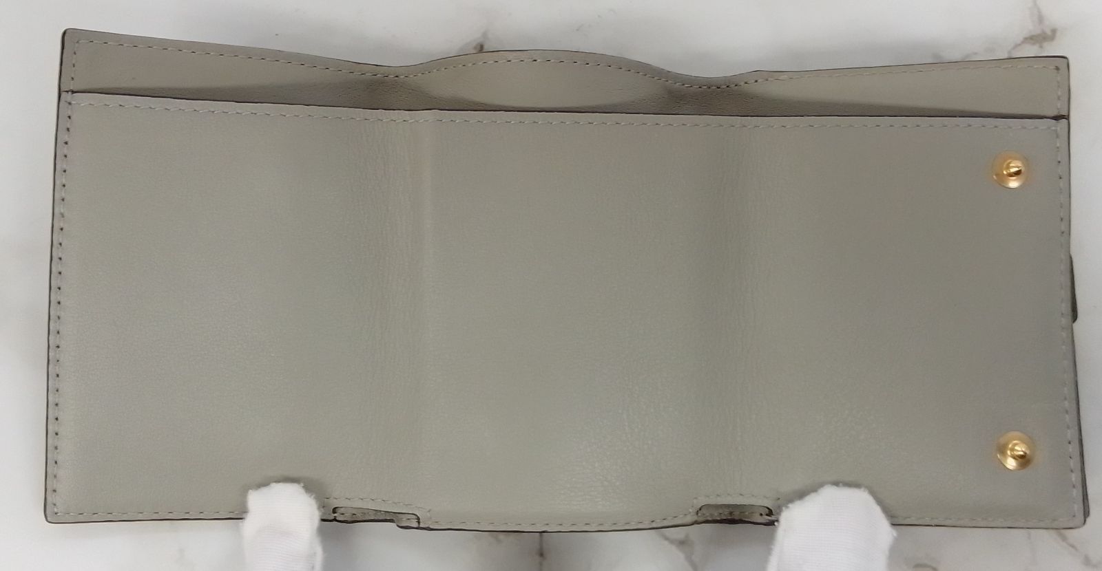 AQX21 ロエベ 美品 アナグラム バーティカルウォレット 3つ折り財布 ゴールド金具 箱&保存袋付き AQX21 ロエベ 美品 アナグラム バーティカルウォレット 3つ折り財布 ゴールド金具 箱&保存袋付き