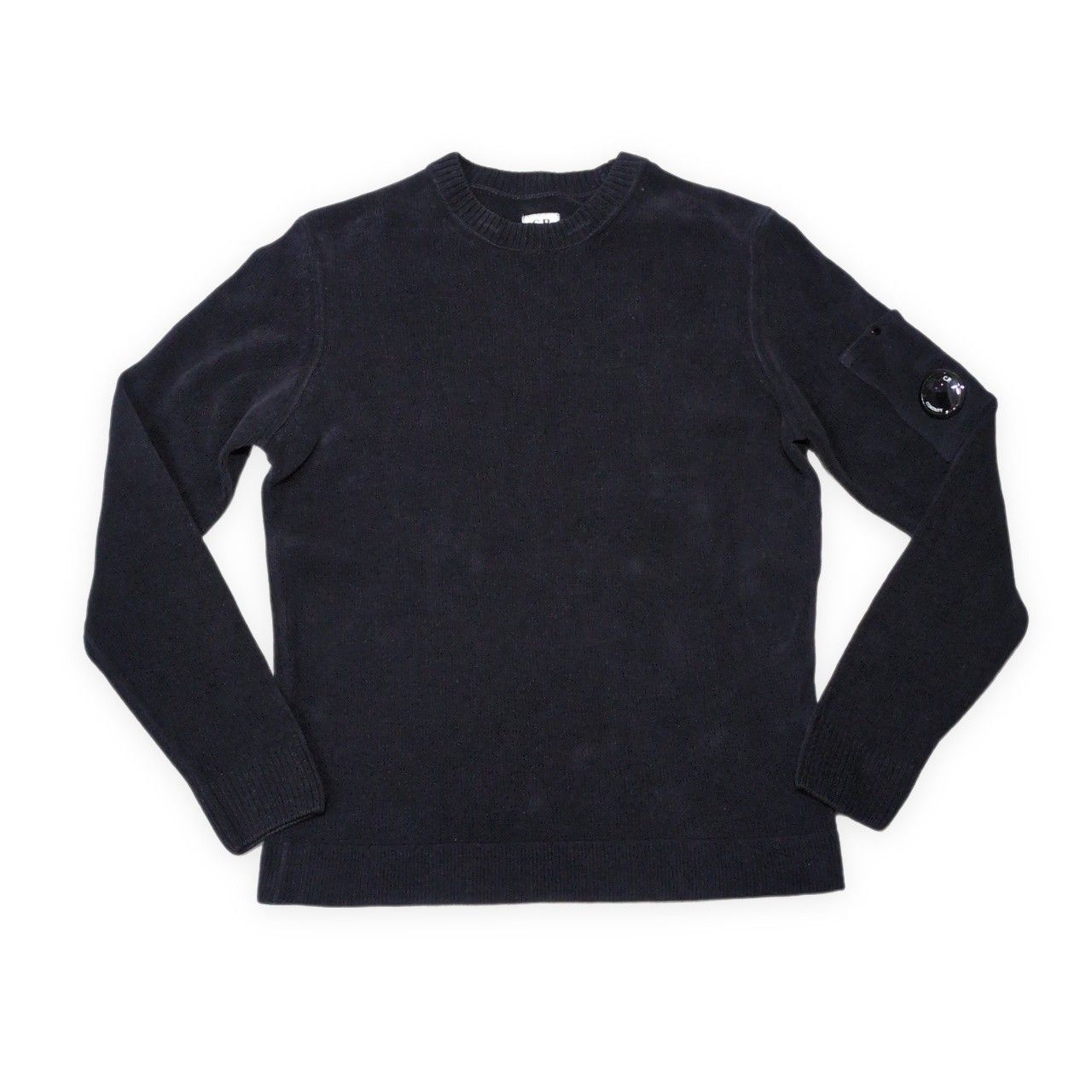 C.P. COMPANY シーピーカンパニー  クルーネック ニットセーター 14CMKN026A レンズ付 メンズ 48 タグ付き インド製 美品 C.P. COMPANY シーピーカンパニー クルーネック ニットセーター