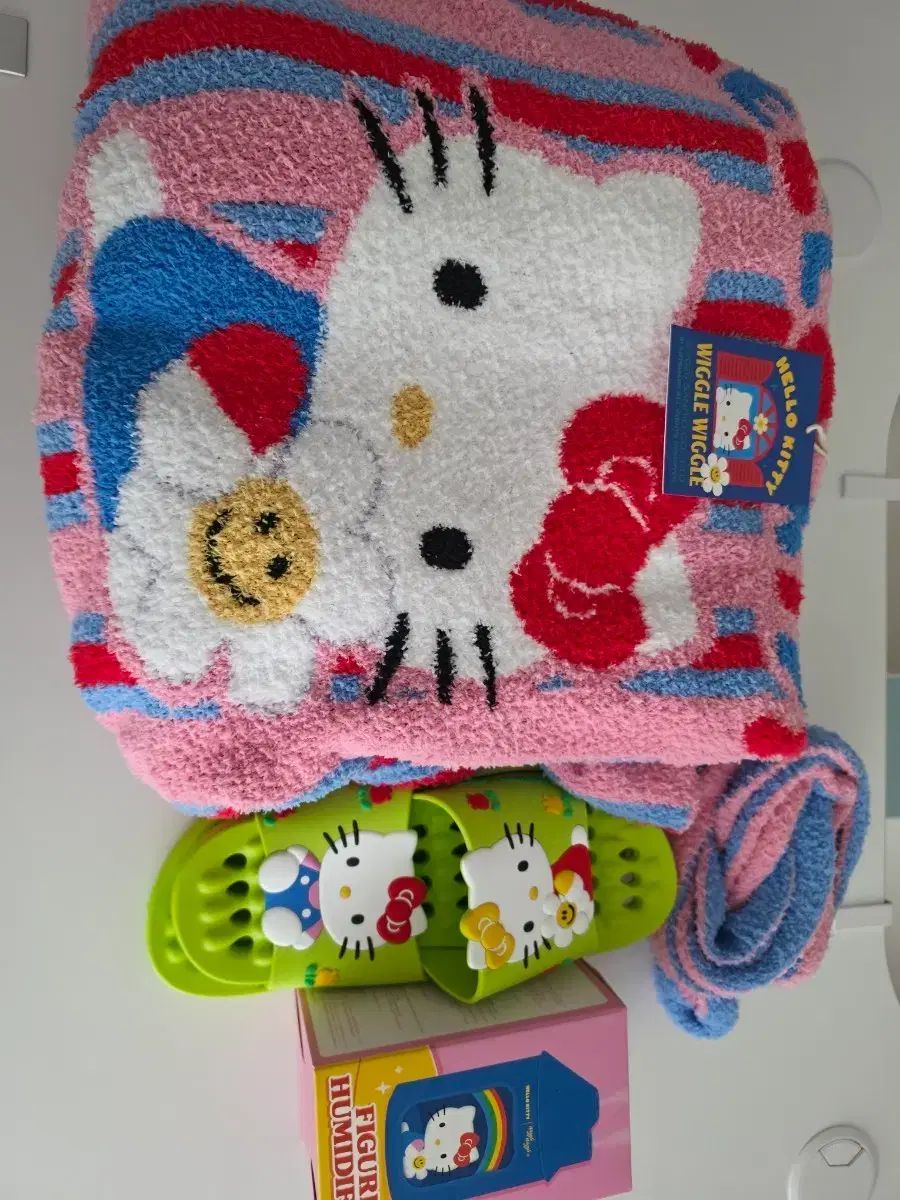 ウィグルウィグル ハローキティ ローブ + スリッパ + 加湿器