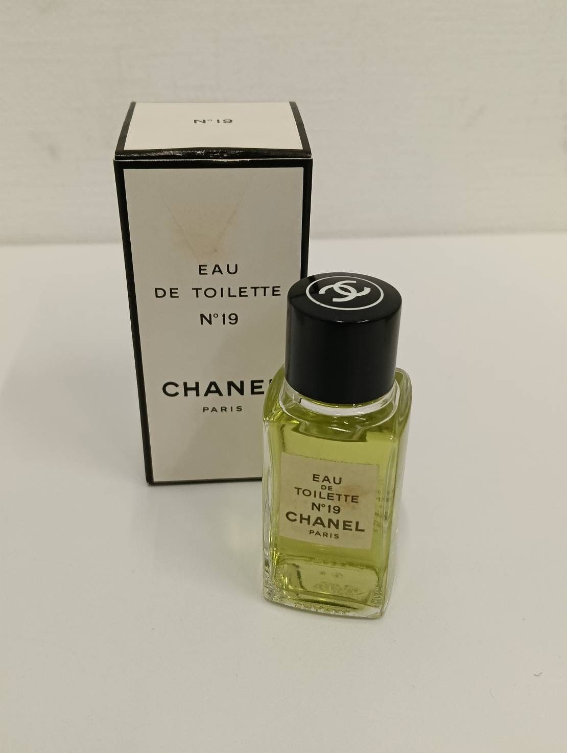 中古品】 CHANELシャネル N°19 香水 & 石鹸サヴォン ギフトセット EAU