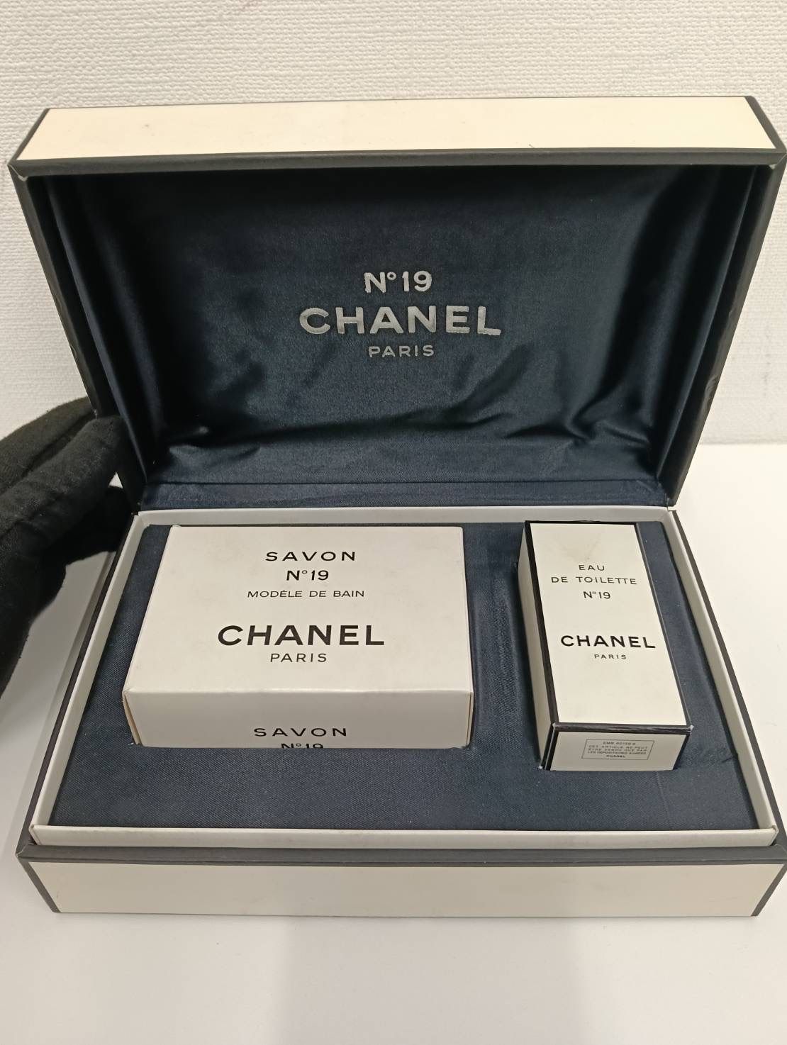 中古品】 CHANELシャネル N°19 香水 & 石鹸サヴォン ギフトセット EAU