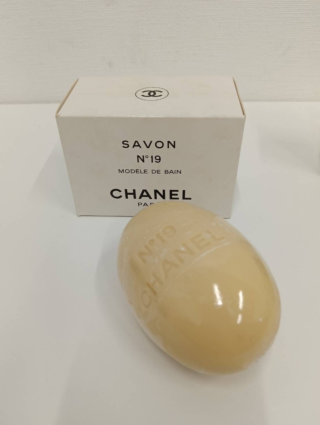 中古品】 CHANELシャネル N°19 香水 & 石鹸サヴォン ギフトセット EAU