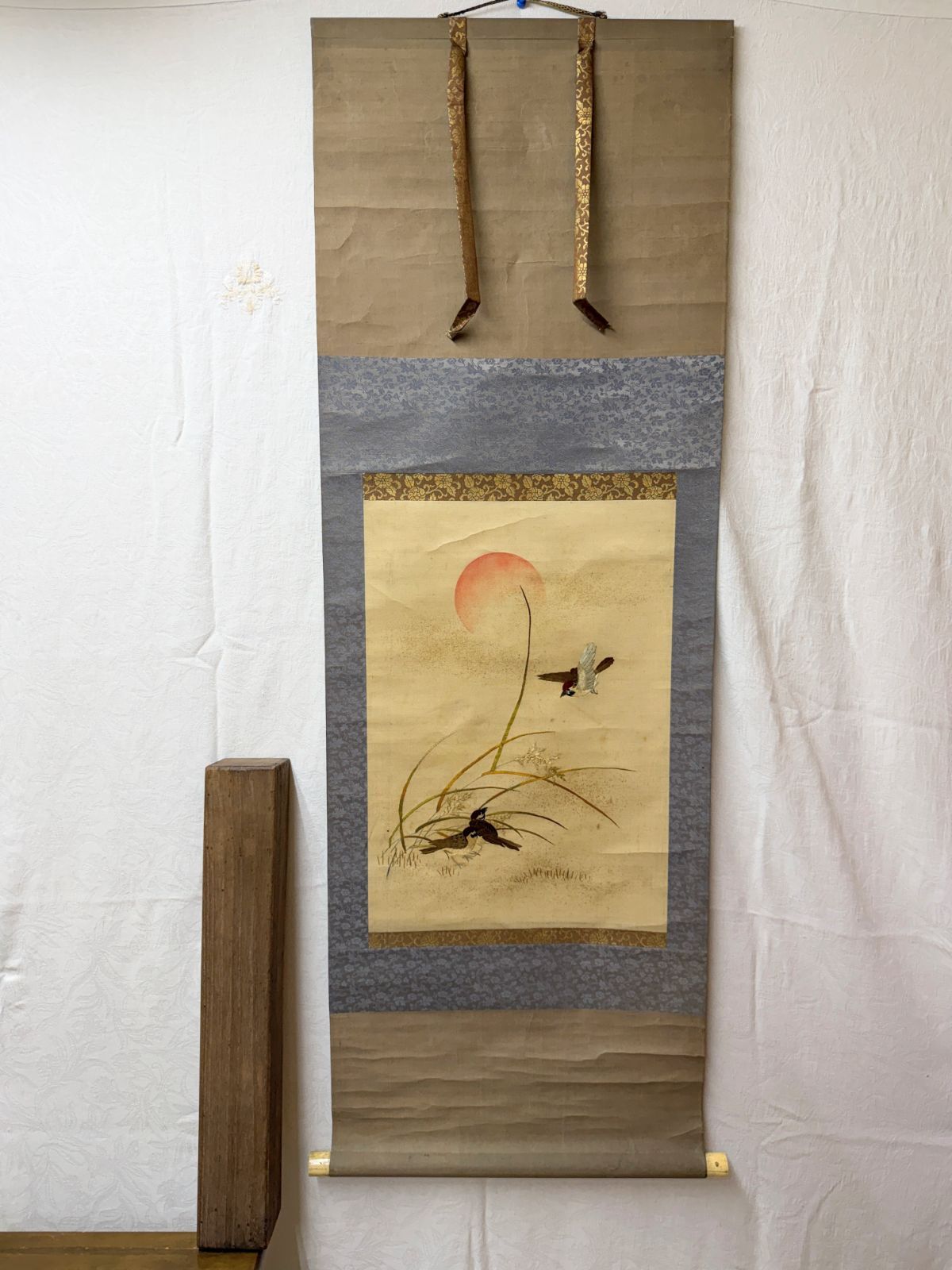 メ12 刺繍 掛軸『稲穂雀』肉筆（刺繍）絹本 合せ箱付き ※シミ・汚れ有