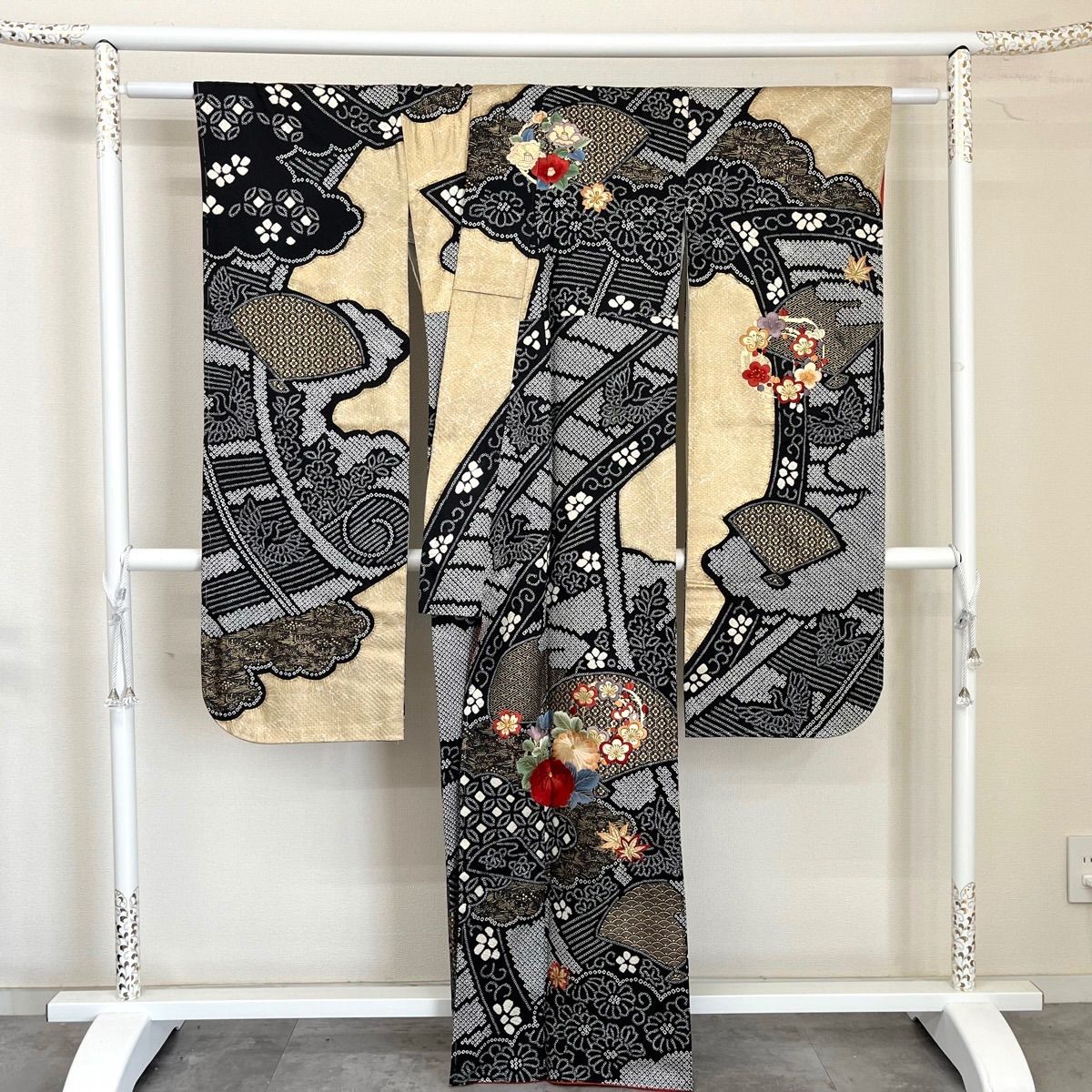 未使用に近い！正絹振袖フルセット　豪華刺繍　金彩　黒地 花柄　成人式に！！ 未使用品 逸品 豪華刺繍 金彩 正絹 振袖 K1395 - メルカリ