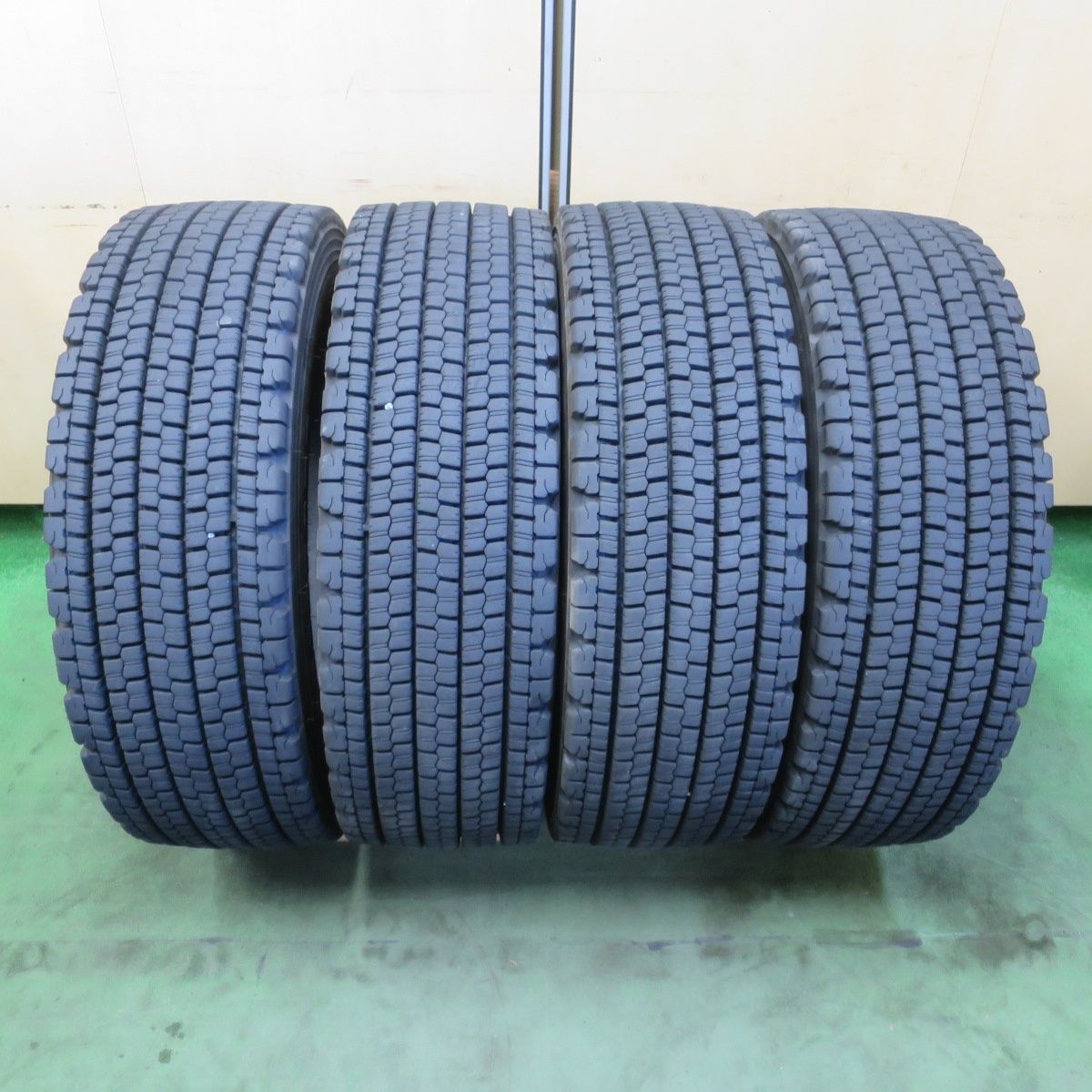 バリ溝!25年!8.5分★トラック タイヤ 245/70R19.5 136/134J スタッドレス ブリヂストン W900 19.5インチ★6050514イスタ