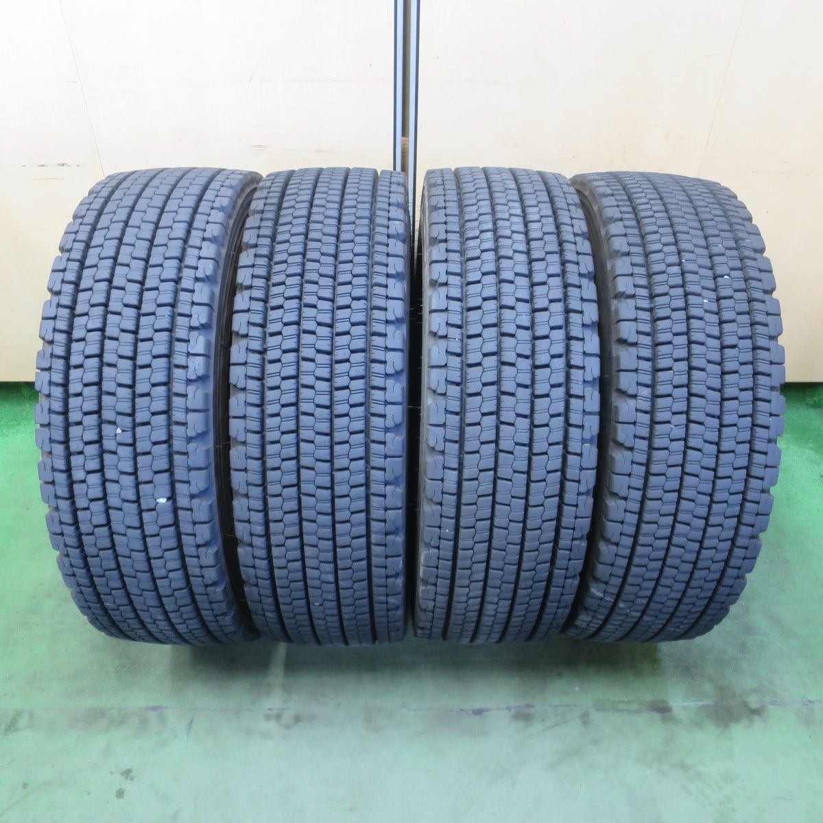 バリ溝！25年！9分★トラック タイヤ 245/70R19.5 136/134J スタッドレス ブリヂストン W900 19.5インチ★6050513イスタ