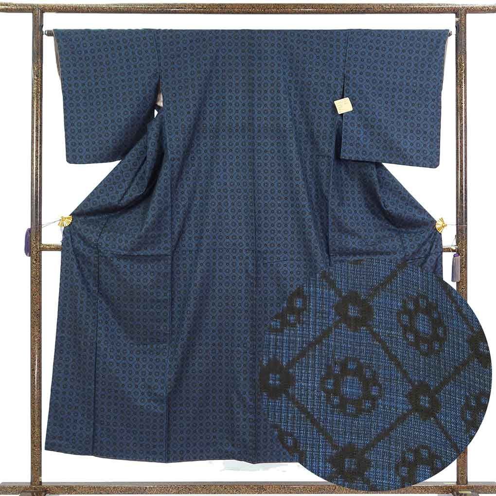 紬 身丈153cm 裄65cm 前幅25cm 後幅30cm 袖丈49cm 袖幅32.5cm レディース 袷 連続模様 裄Mサイズ 秋冬春用 正絹（シルク）ネイビー 未使用品 リメイク リユース リサイクル【呉服のきくや】