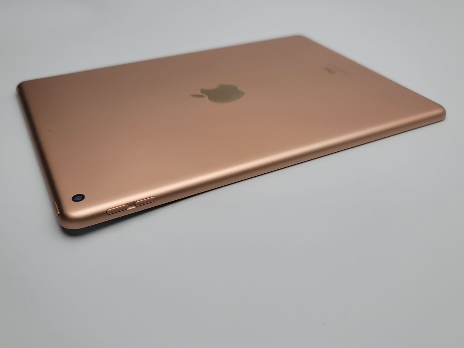 iPad 第8世代 32GB ゴールド Wi-Fi 中古C - メルカリ