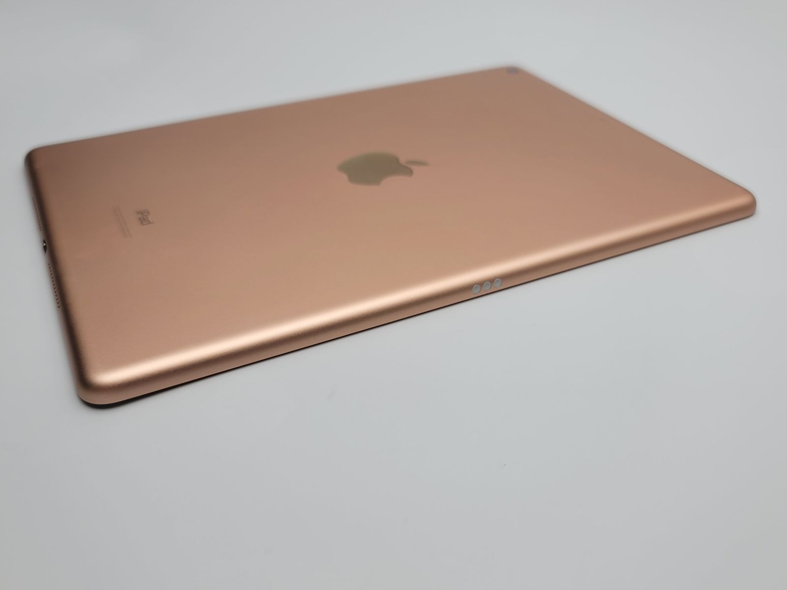 iPad 第8世代 32GB ゴールド Wi-Fi 中古C - メルカリ
