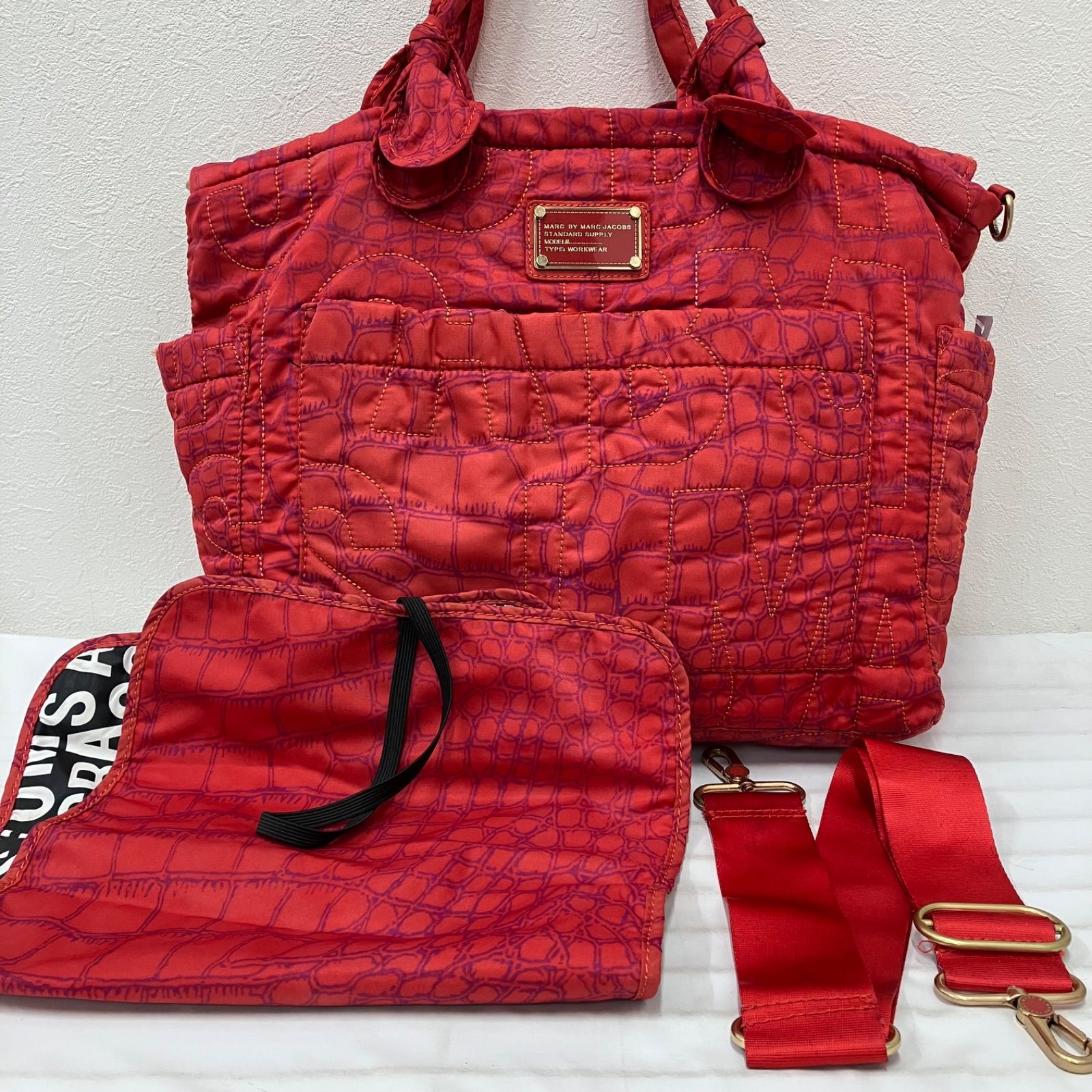 Y3060 MARC BY MARC JACOBS マークバイマークジェイコブス 2way マザーズバッグ トートバッグ ショルダーバッグ おむつ替えシート 赤 レッド クロコ柄 大きめ 大容量 ポケット多数 カジュアル シンプル レディース