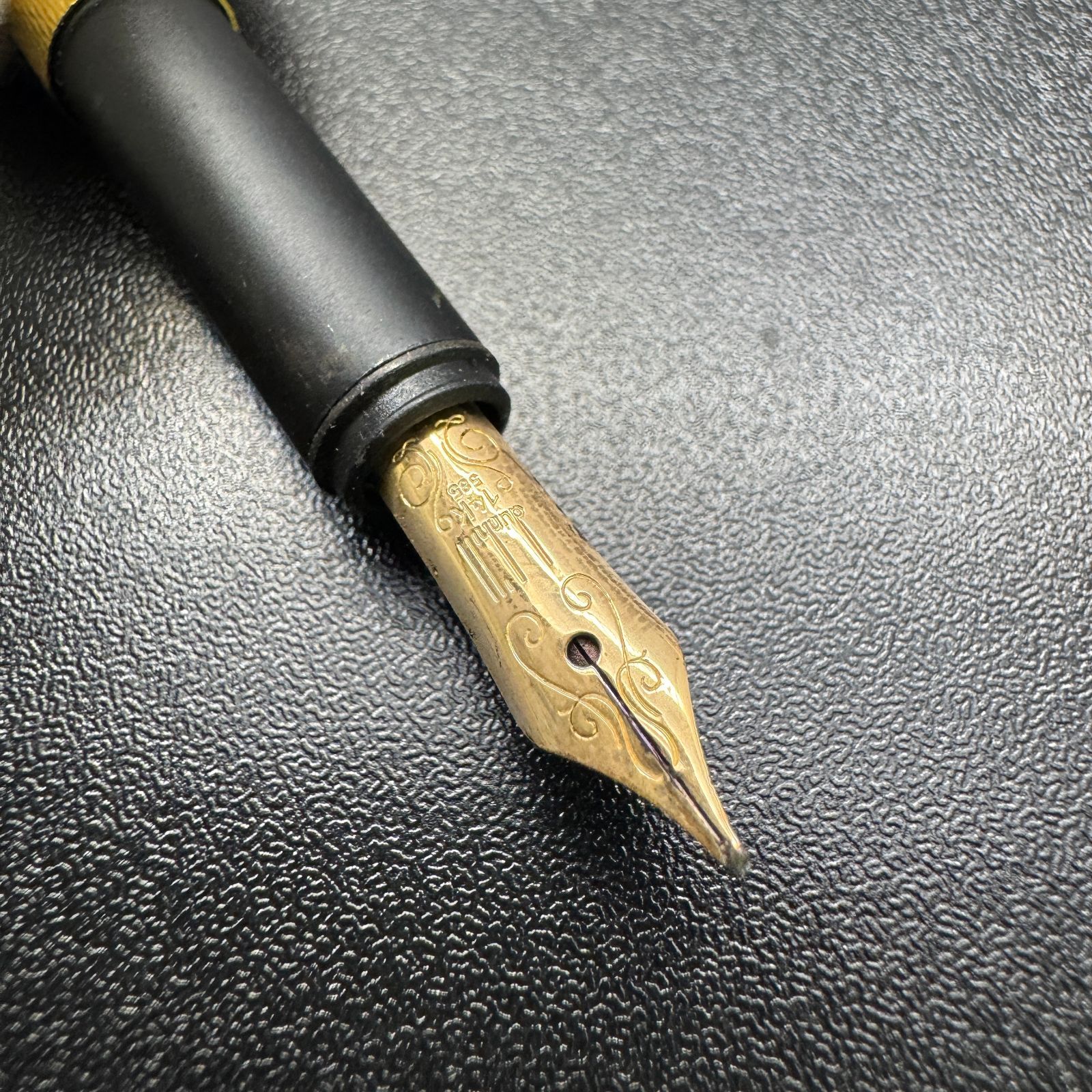 DUNHILL GERMANY 万年筆ペン 14K 585 ダンヒル 万年筆 ペン先14K 585 B26050192 - メルカリ