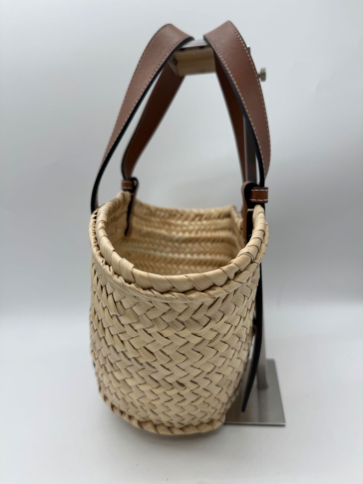 美品　LOEWE かごバッグ スモール 美品】LOEWE ロエベ スモール カゴ ロゴ ハンドバッグ P2268 - メルカリ