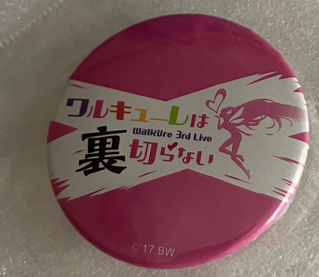 f➕マクロスΔ➕ ワルキューレは裏切らない ロゴ ピンクカラー 缶バッジ