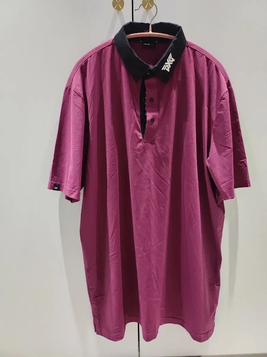 PXG バーガンディ KARA Tシャツ