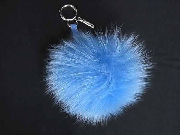 ■新品同様■ FENDI フェンディ ポンポンチャーム ファー キーホルダー キーリング バッグチャーム ライトブルー系 FX5652