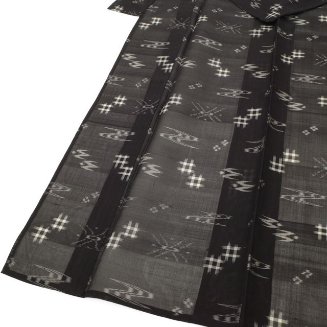 夏物 本場琉球絣 単衣 着物 壁上布 紗紬 黒 ブラック 琉球絣 燕 正絹 新古品】 夏物 本場琉球かすり 夏琉球 単衣 着物 未使用 伝統工芸品