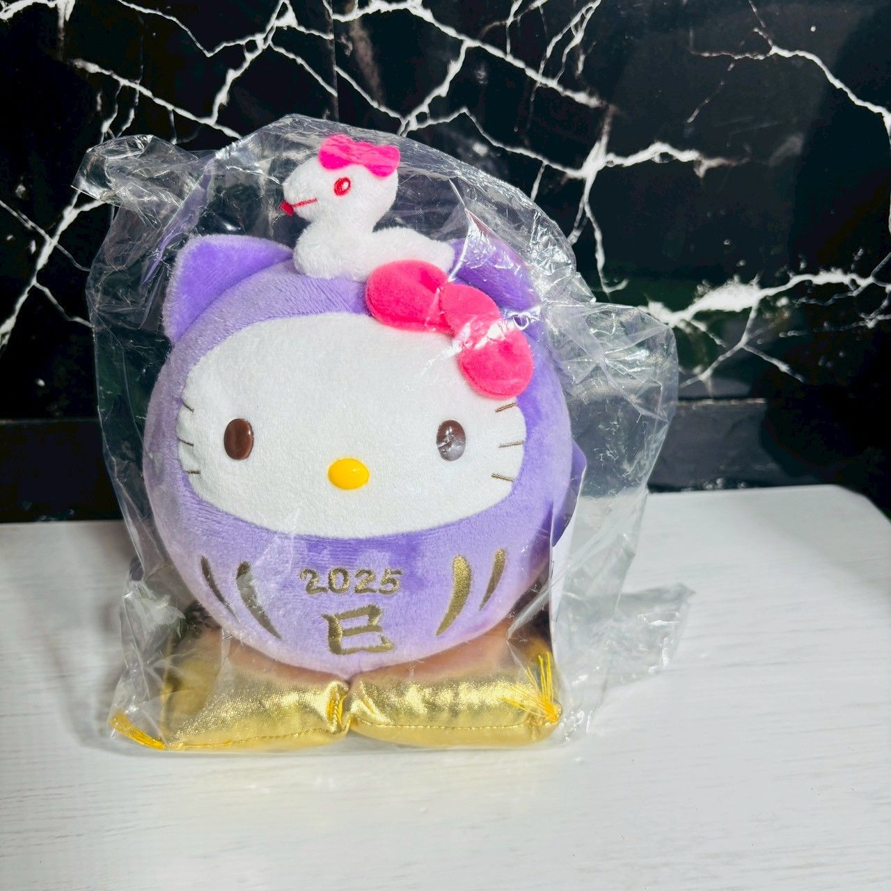 ハローキティ HELLOKITTY 干支 だるま ぬいぐるみ 巴年 ヘビ年 2025年