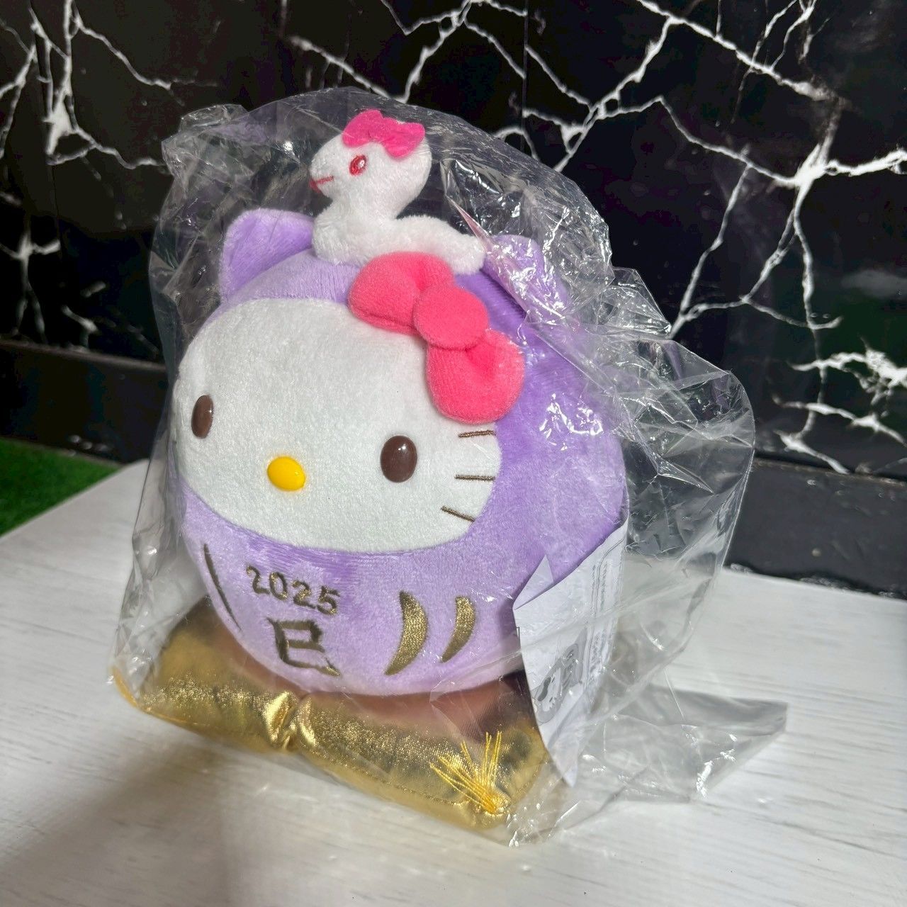 ハローキティ HELLOKITTY 干支 だるま ぬいぐるみ 巴年 ヘビ年 2025年