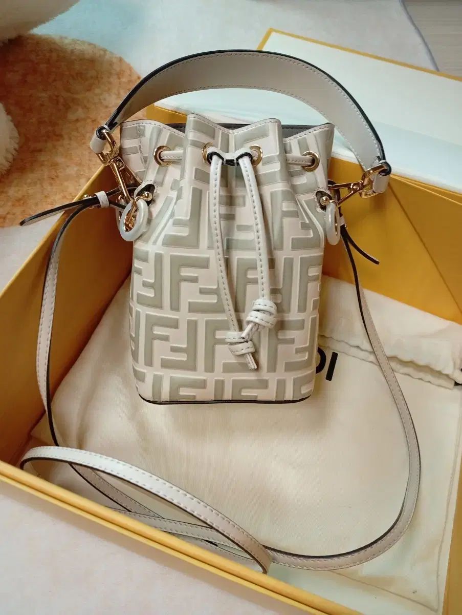 FENDI フェンディ FF バケットバッグ FENDI フェンディ モントレゾール レディース バッグ