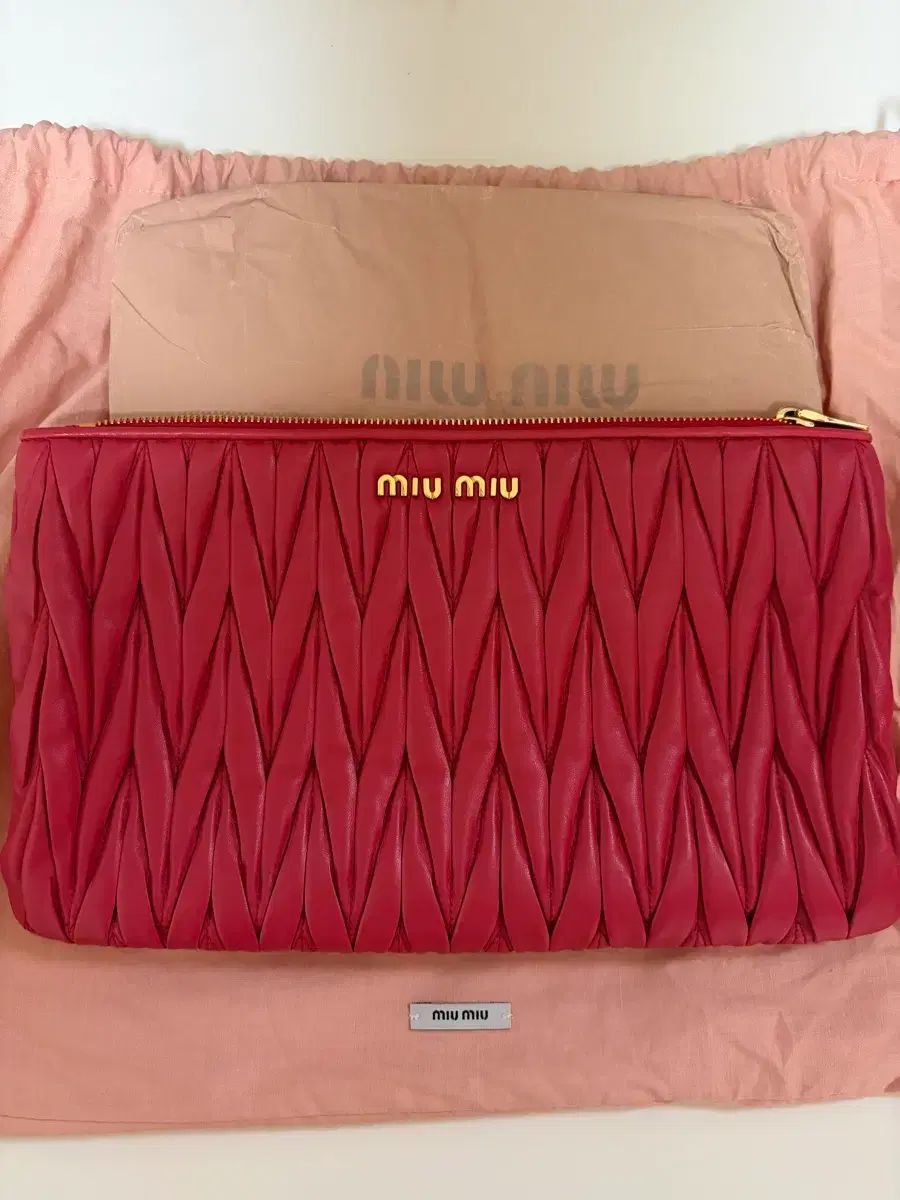 MIU MIU ミュウミュウ マテラッセ クラッチバッグ レッド