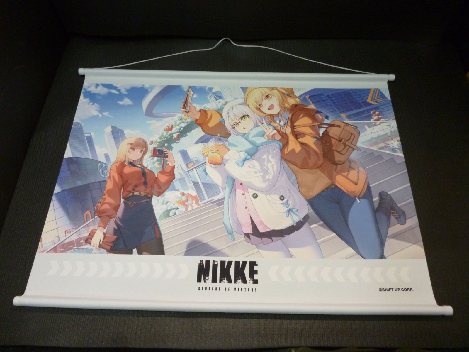 中古品 勝利の女神NIKKE ニケ B2 タペストリー ラピ アニス ネオン
