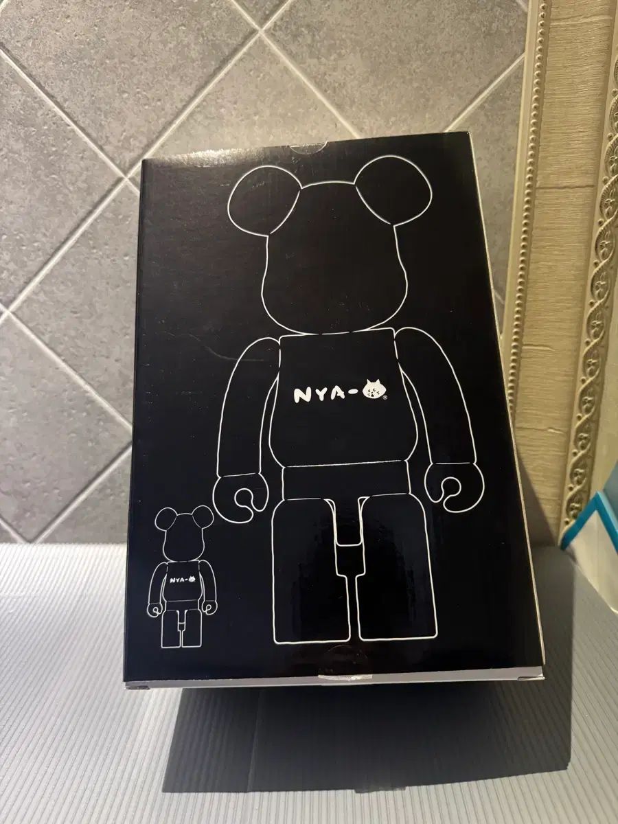 BE@RBRICK(ベアブリック) 400%+100% 냐 フロッキー バージョン BEARBRICK NYA FL