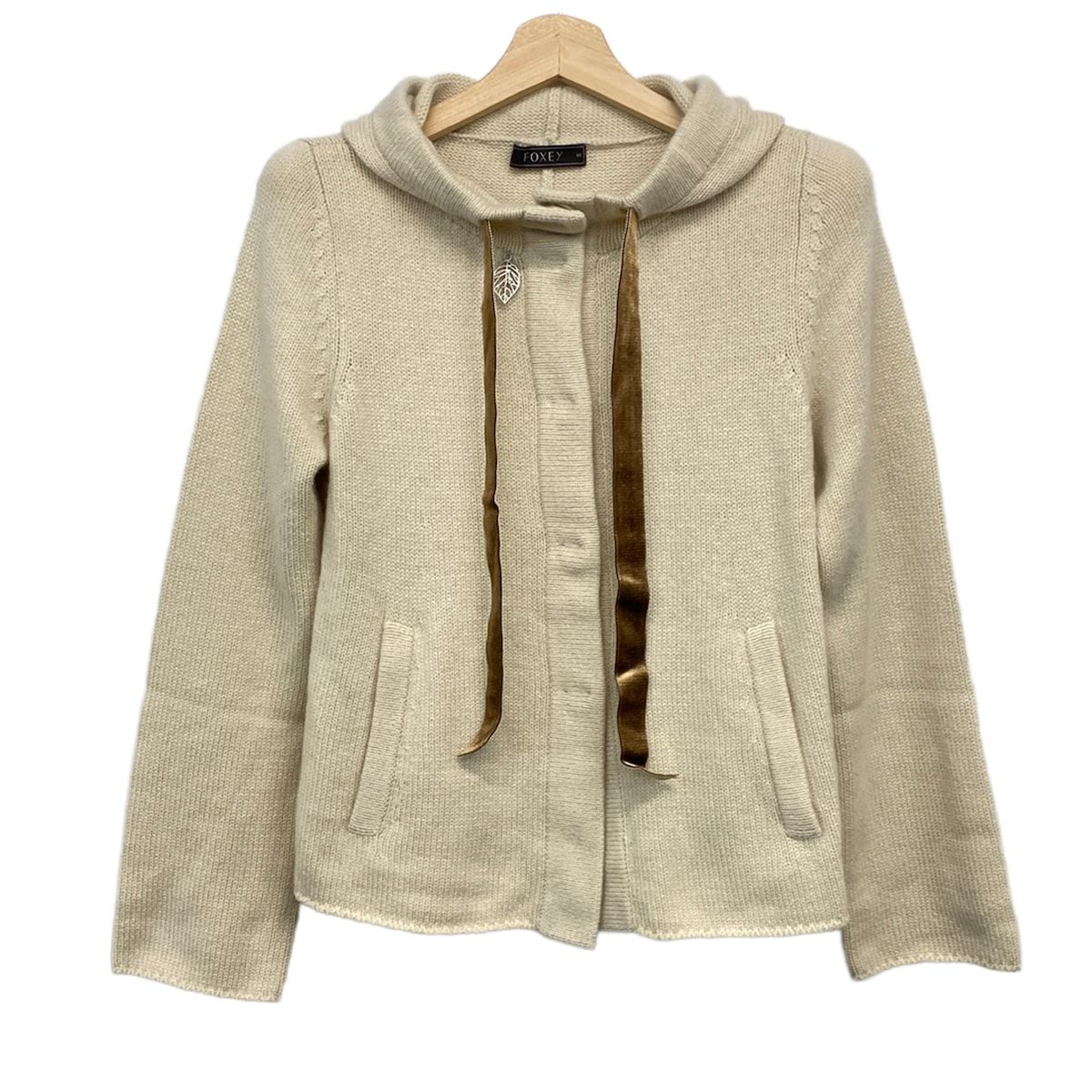 FOXEY(フォクシー) ブルゾン サイズ40 M レディース美品 - 27891 ベージュ 長袖/カシミヤ/ニット/肩パッド/春/秋