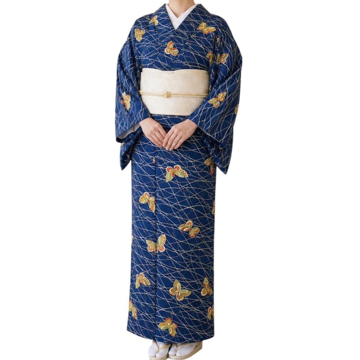 J764 金彩加工 綸子 蝶々 流水 地紋 正絹 和装 和服 着物 - メルカリ