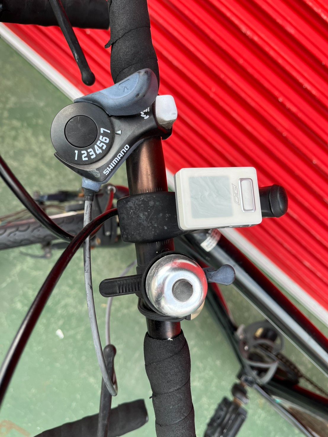 引取限定 クロスバイク 700C 自転車 700×28C シマノ7段変速ギア 軽量 