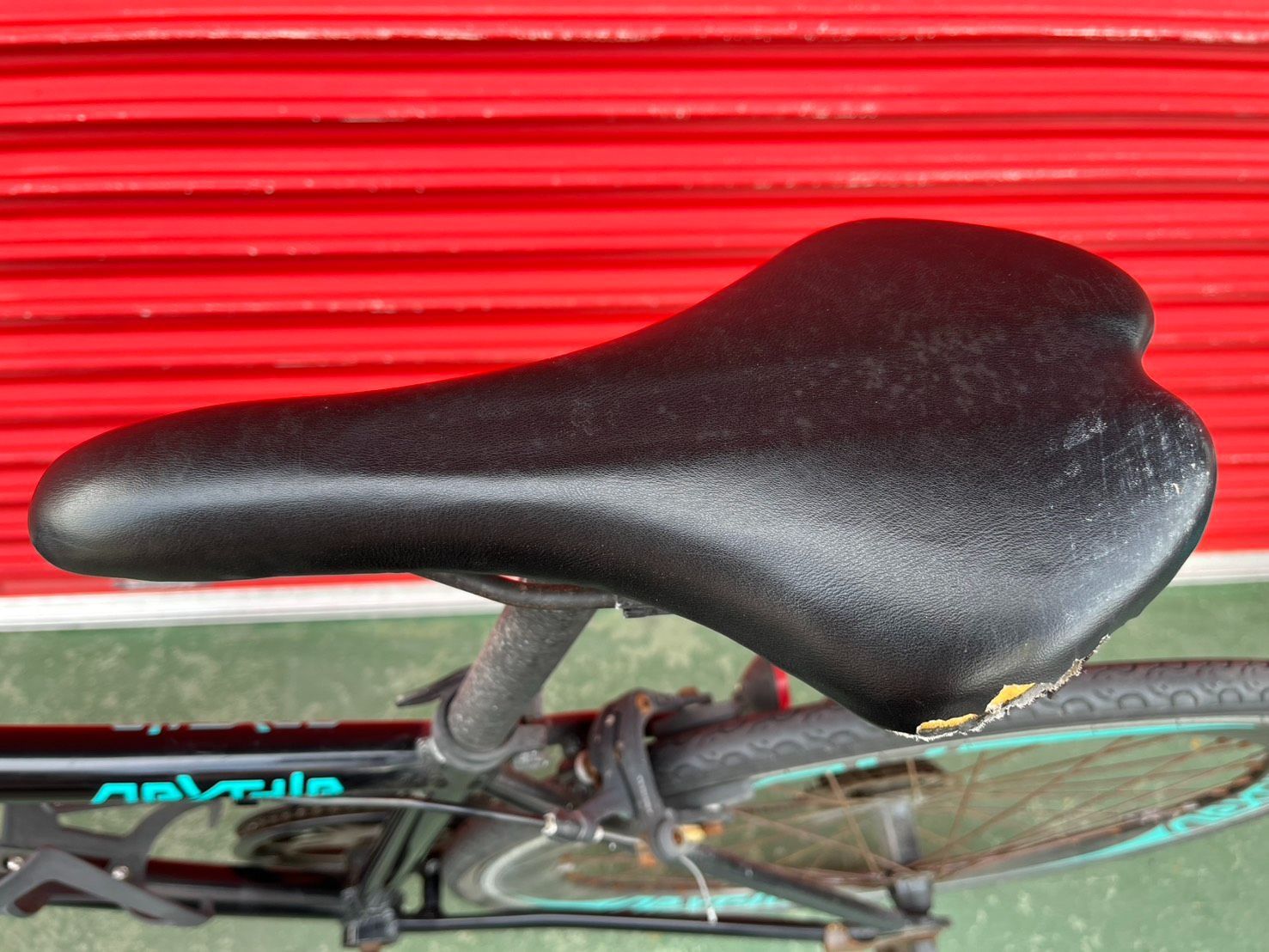 ○ 引取限定 クロスバイク 700C 自転車 700×28C シマノ7段変速ギア