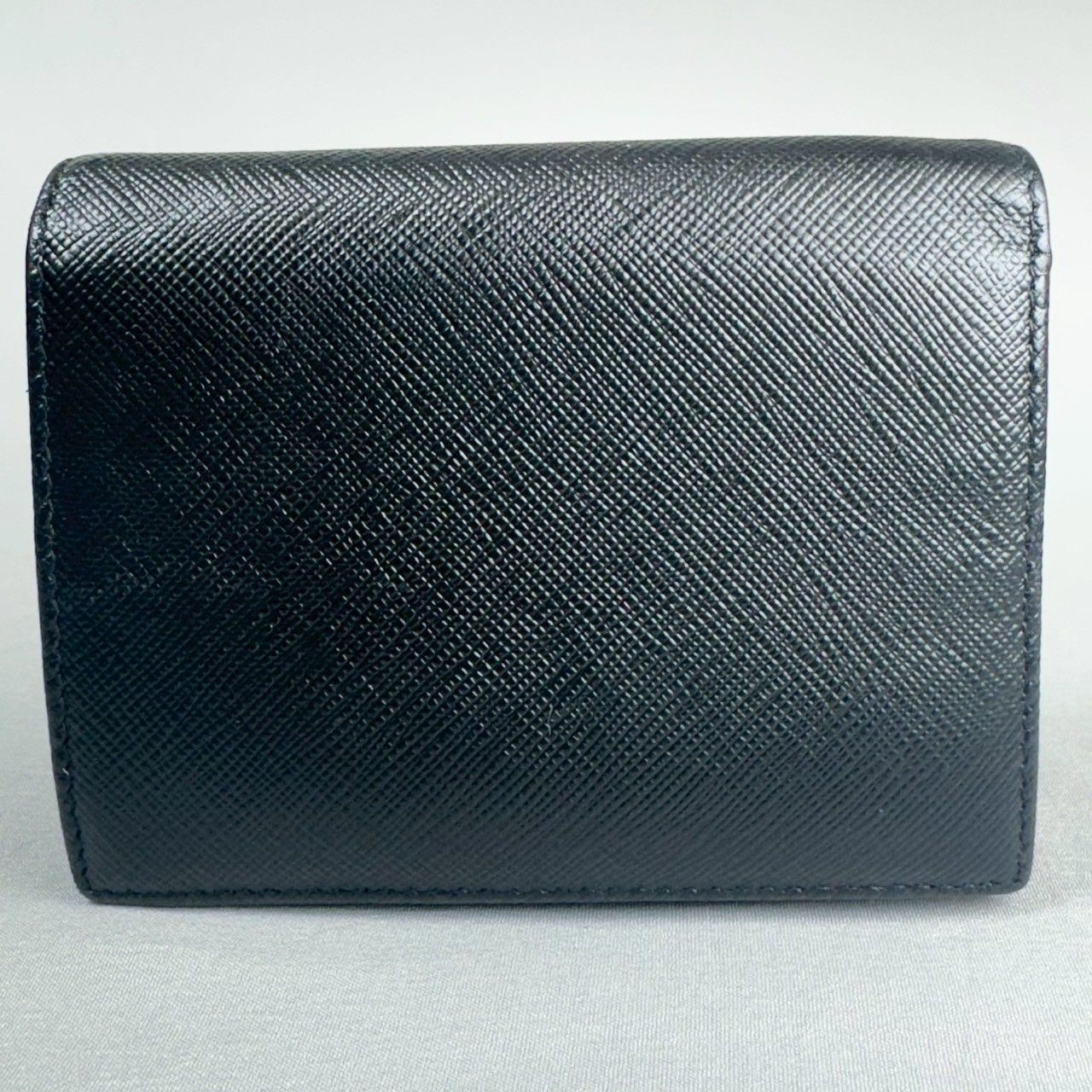 美品】PRADA プラダ サフィアーノ メタルロゴ コンパクト 二つ折り